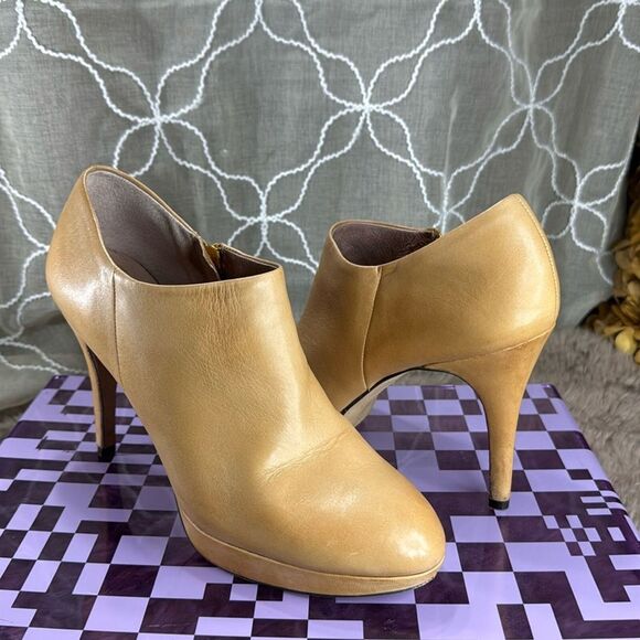 (F1) Vince Camuto Women's Bootie Elvin Tan, Leather Shoe with Zip Heel - Picture 2 of 13
